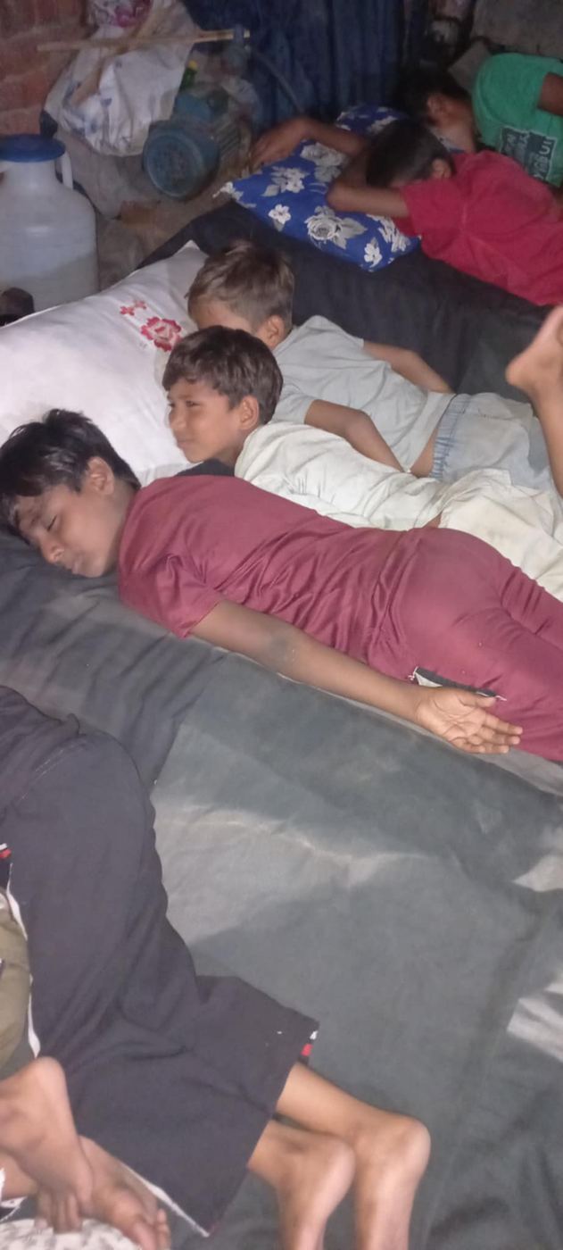 Des garçons dorment entassés sur des matelas